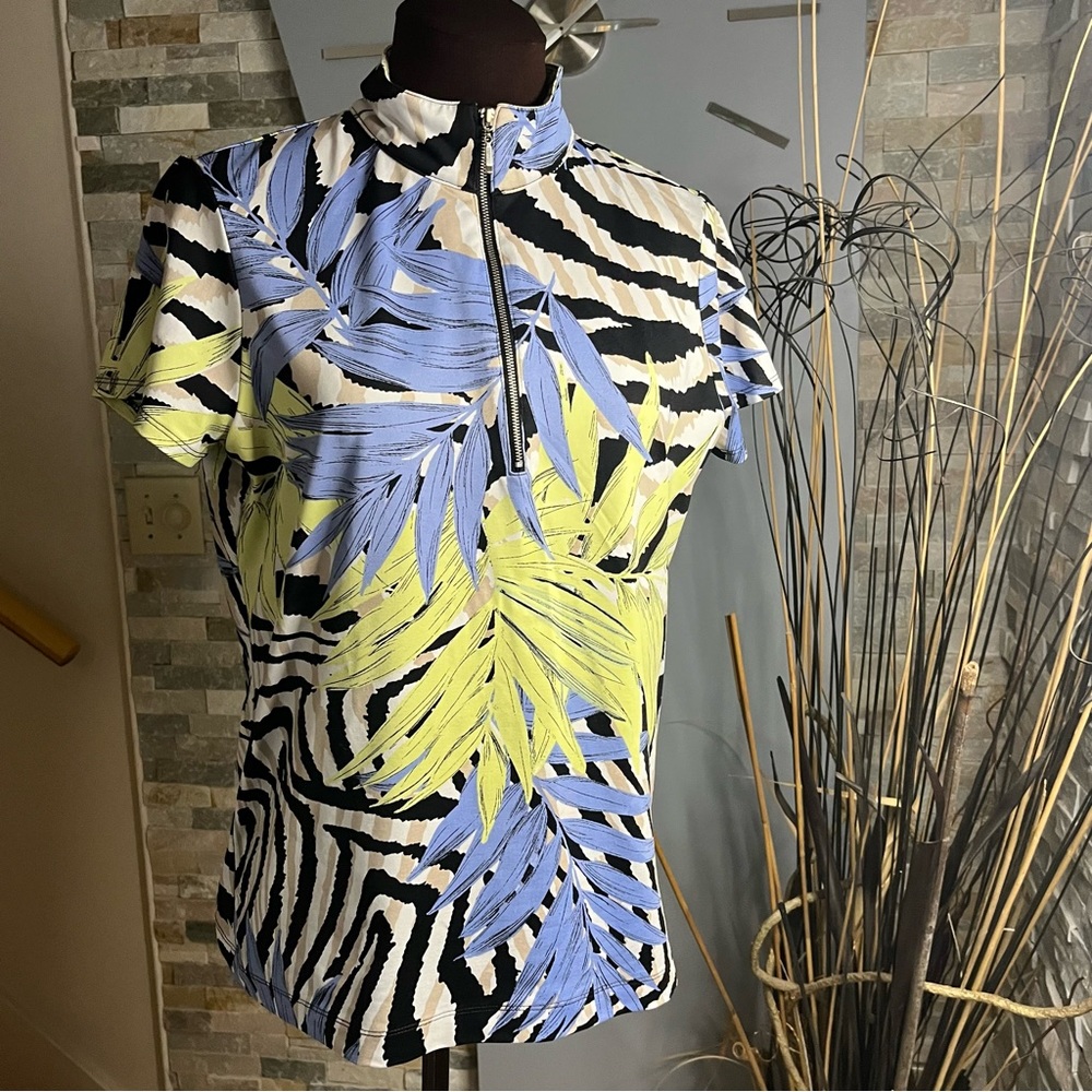 EUC Weekends by Chico's size 1 short sleeve Hawaiian tropical half zip blouse